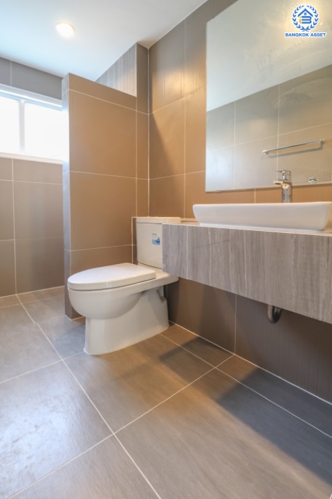 บ้านมือสองตกแต่งใหม่ ม.กฤษดาลากูน กาญจนาภิเษก-นครอินทร์ บนเนื้อที่ 85.9 ตร.ว. สนามหญ้ากว้างถึง 180 ตร.ม. ฟังก์ชัน 3 ห้องนอน 1 ห้องนอนแม่บ้าน 4 ห้องน้ำ 2 ที่จอดรถ บนทำเลเยี่ยมสุด เชื่อมต่อถนนหลายเส้นทาง ใกล้จุดขึ้นทางด่วน "ศรีรัช"